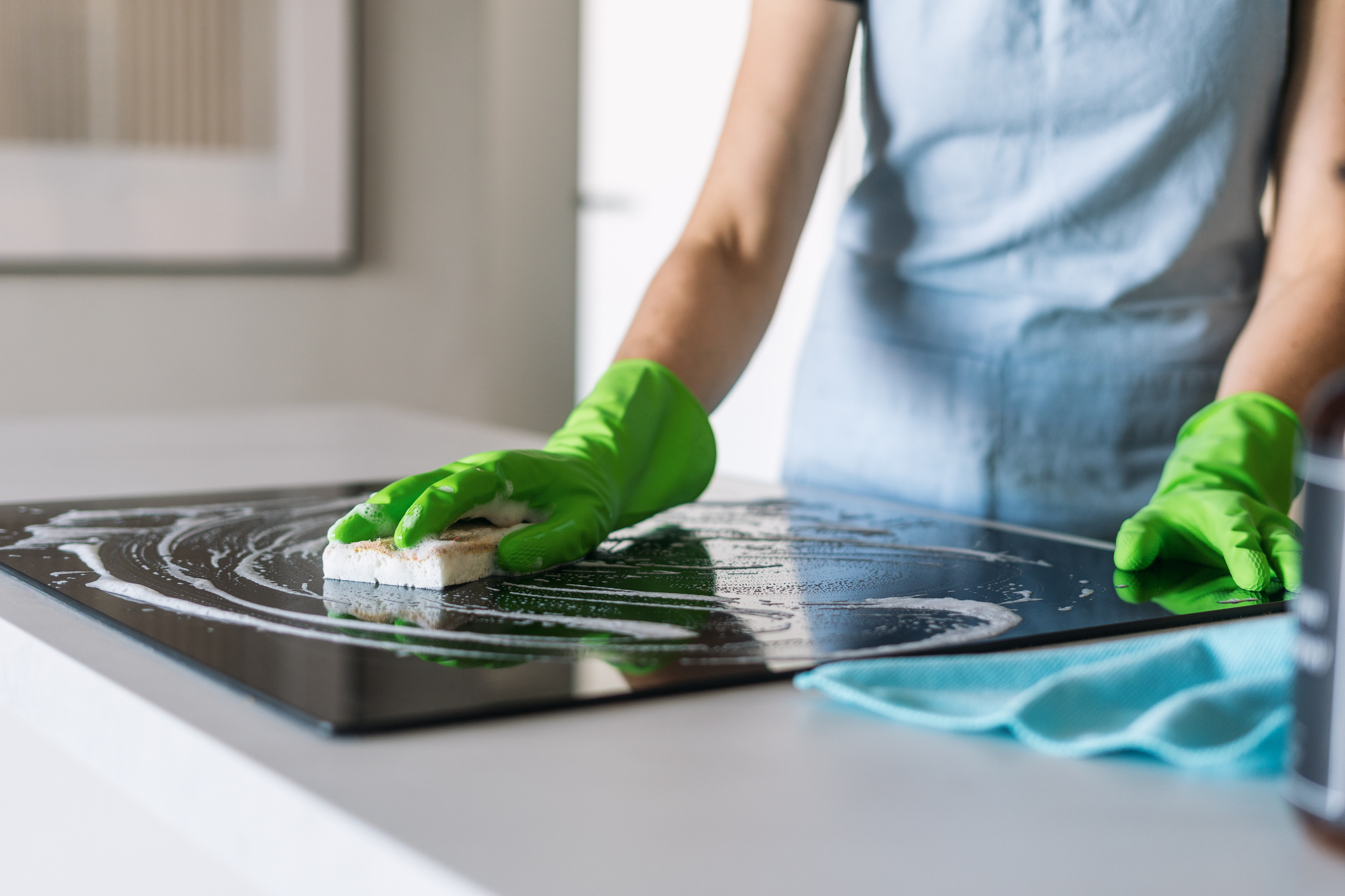 efficient-cleaning-of-a-modern-induction-stove-in-a-stylish-kitchen